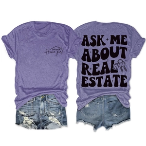 Détail de l'avant et de l'arrière du t-shirt violet thème immobilier et du short en jean