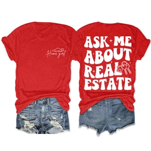 Détail du t-shirt rouge montrant le logo frontal et l'imprimé immobilier au dos