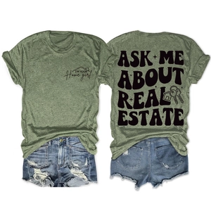 Vue à plat du t-shirt vert Real Estate avec motif au dos et short en jean détail