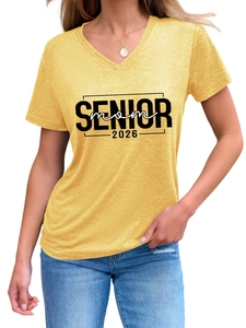 Dettaglio scollo a V di una t-shirt giallo senape con stampa SENIOR mom 2026 su tessuto