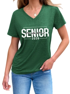 Dettaglio della maglietta verde scuro con scollo a V e stampa Senior Mom 2026