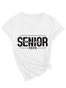 Dettaglio di una maglietta bianca con scollo a V, stampa Senior Mom 2026 e nodo elegante