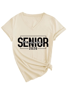 Dettaglio maglietta beige scollo a V con stampa SENIOR mom 2026 e nodo sul davanti