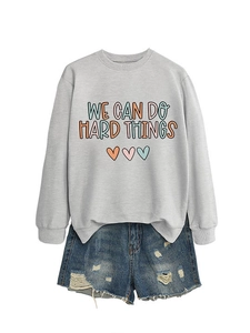 Détail à plat du sweat-shirt gris avec impression et short en jean pour un look décontracté