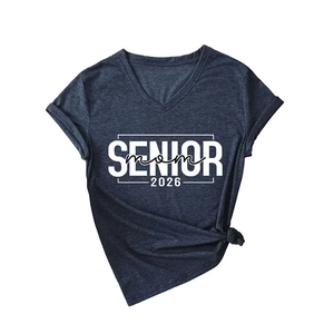 T-shirt da donna scollo a V blu melange con stampa Senior Mom 2026 e dettaglio annodato