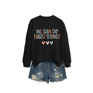 Sweatshirt noir pour femme avec imprimé WE CAN DO HARD THINGS et short en jean déchiré