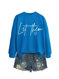 Dettaglio felpa blu con stampa cuore Let Them e pantaloncini di jeans strappati set