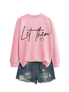 Dettaglio della felpa rosa Let Them con stampa a cuore e pantaloncini in denim blu