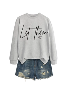 Dettaglio felpa grigia con stampa Let Them cuore e pantaloncini denim distressed