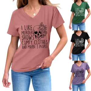 Détail du t-shirt col V montrant l'imprimé crâne floral et le slogan humoristique
