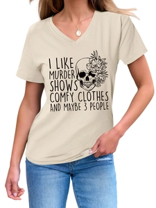 Gros plan du t-shirt col en V avec imprimé tête de mort fleurie et slogan humour