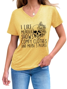 Détail du t-shirt jaune à col en V avec imprimé crâne floral et slogan humoristique
