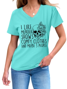 Détail du t-shirt turquoise à col en V avec motif crâne fleuri et message humoristique