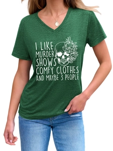 Détail de l'imprimé graphique et du tissu doux vert forêt sur ce T-shirt à col en V