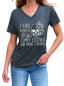 Détail d'un t-shirt gris foncé à col en V avec imprimé crâne, fleurs et texte artistique