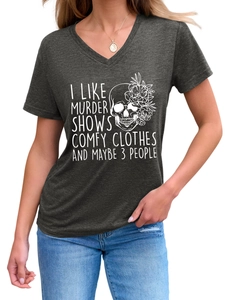 Détail d'un t-shirt gris anthracite à col en V avec crâne fleuri et texte blanc