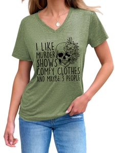 Détail d'un t-shirt col en V vert herbe avec illustration de crâne et lettrage artistique
