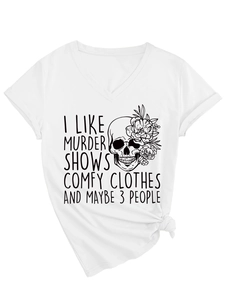 Détail du t-shirt blanc à col en V avec imprimé tête de mort et ourlet noué sur le côté