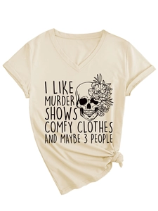 Détail du t-shirt col en V abricot avec imprimé crâne fleuri et texte humoristique