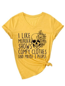 Détail d'un t-shirt jaune à col en V avec motif tête de mort et texte humoristique