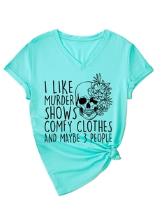 Détail d'un t-shirt col V vert menthe avec imprimé crâne floral et citation drôle