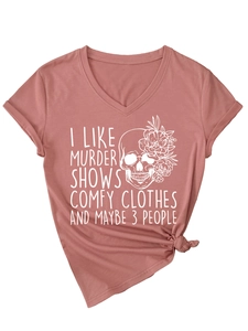 Détail du t-shirt col en V rose poudré avec imprimé floral tête de mort et texte graphique