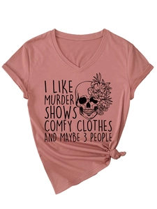 Détail d'un t-shirt rose à col en V avec nœud latéral et imprimé tête de mort