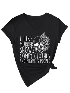 Détail d'un t-shirt en coton à col en V avec crâne et imprimé I like murder shows
