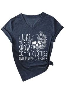Détail de t-shirt col en V avec imprimé crâne floral et design de nœud sur le côté