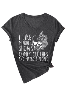 Détail d'un t-shirt gris à col en V avec imprimé squelette et nœud sur le bas