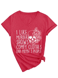 Détail du t-shirt rouge chiné à col en V avec imprimé squelette floral et nœud frontal