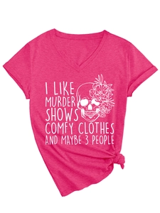 Détail du t-shirt magenta à col en V avec motif crâne et design à nœud latéral