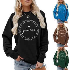 Detailansicht der Freizeit-Sweatshirts in verschiedenen Farben mit Motivations-Prints