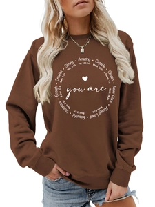 Detailansicht des weißen Motivationsaufdrucks auf braunem Rundhals-Sweatshirt