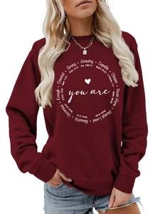 Detail eines burgunderroten Sweatshirts mit weißem inspirierendem Kreisgrafik-Aufdruck