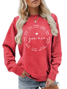 Detailansicht des kreisförmigen weißen Buchstabendrucks auf rotem Rundhals-Sweatshirt