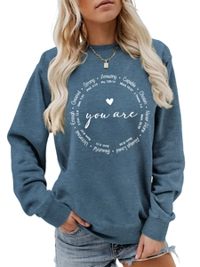 Detailaufnahme des blaugrauen Sweatshirts mit weißem kreisförmigem Motivations-Aufdruck