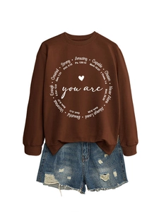 Detail des inspirierenden weißen Textdrucks auf einem braunen Sweatshirt mit Rundhals