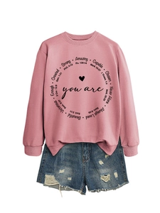 Rosa Sweatshirt mit 'Strong Amazing' Aufdruck und Details der zerrissenen Jeans-Shorts