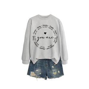 Damen Sweatshirt in Grau mit Buchstabendruck und zerrissenen Jeans-Shorts Set
