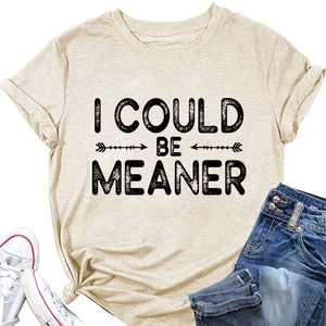 Détail du t-shirt col rond en coton avec texte I COULD BE MEANER et manches roulées