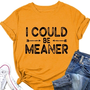 Détail de l'imprimé I COULD BE MEANER sur t-shirt orange avec nœud élégant