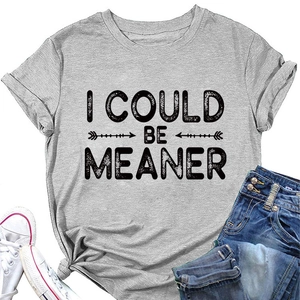 Détail à plat d'un t-shirt gris avec texte imprimé et jean bleu délavé tendance