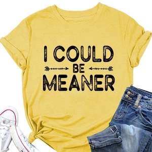 Détail d'un t-shirt jaune décontracté avec texte I COULD BE MEANER et nœud décoratif