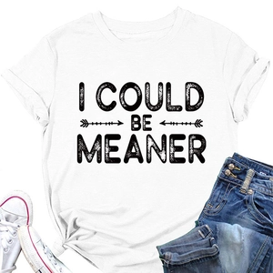 Détail du t-shirt blanc en coton avec imprimé I COULD BE MEANER et nœud à l'ourlet
