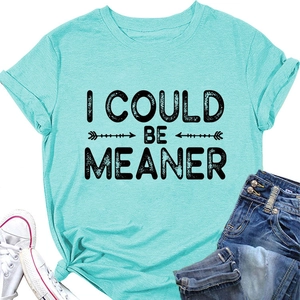 T-shirt bleu clair à col rond à plat avec texte noir I COULD BE MEANER et imprimé flèche