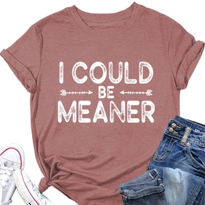 Détail de l'imprimé 'I COULD BE MEANER' sur t-shirt mauve décontracté à col rond