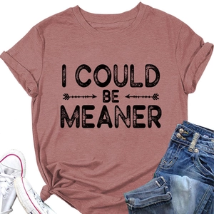 Vue à plat du t-shirt rose poudré avec imprimé I COULD BE MEANER et un jean bleu