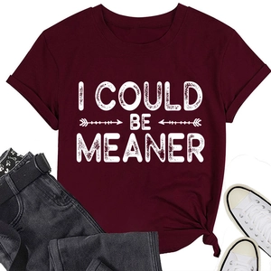 T-shirt bordeaux avec inscription blanche 'I COULD BE MEANER' et style de mise à plat décontracté