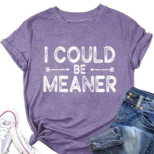 Détail du t-shirt en coton violet avec impression graphique blanche I COULD BE MEANER